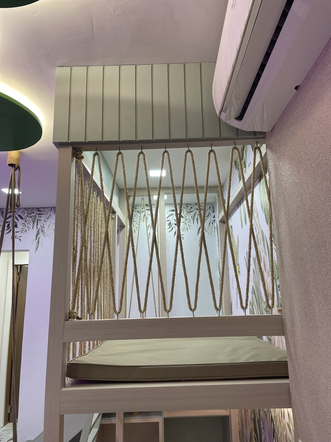 Beliche infantil com corda de sisal em desenho ondulado